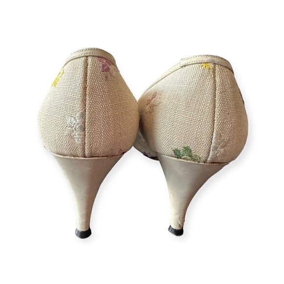 Vintage I. Miller 1950s Pointed toe pumps with Floral Embroidery. - Picture 7 of 15